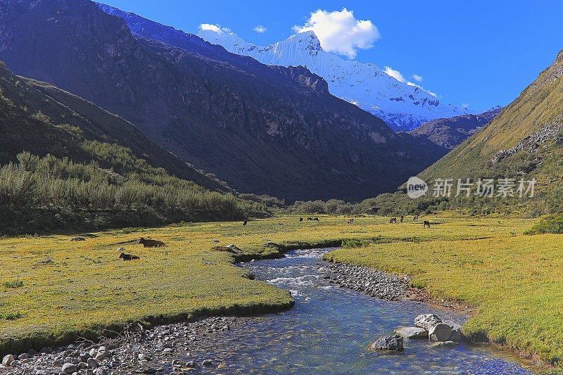 布兰卡的Cordillera河与Chacraraju (6108m)――秘鲁安第斯山脉的Ancash